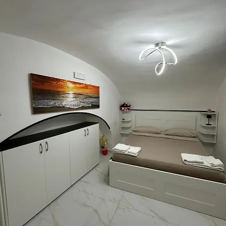 Rose's House نابولي